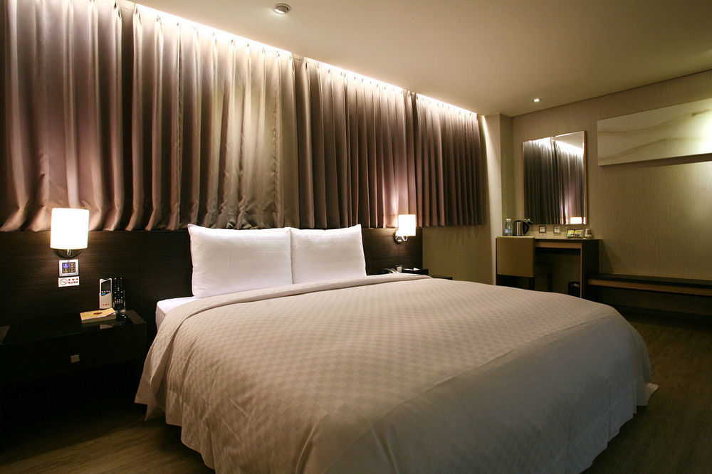 Smile 73 Hotel Taichung Exterior foto