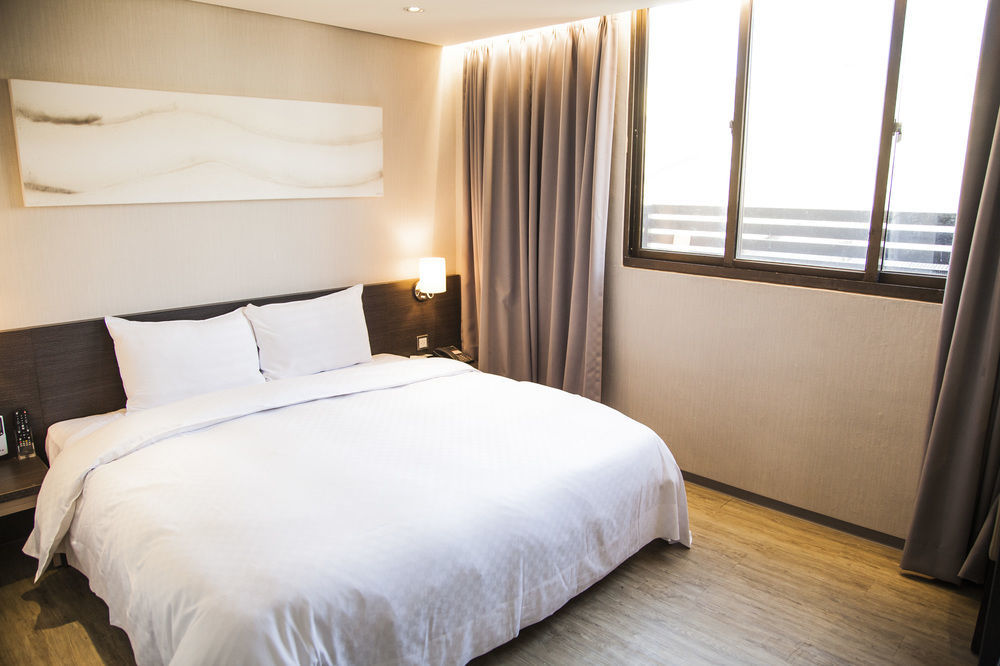 Smile 73 Hotel Taichung Exterior foto