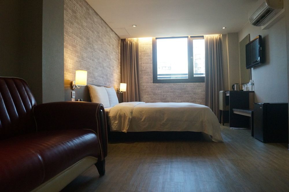 Smile 73 Hotel Taichung Exterior foto