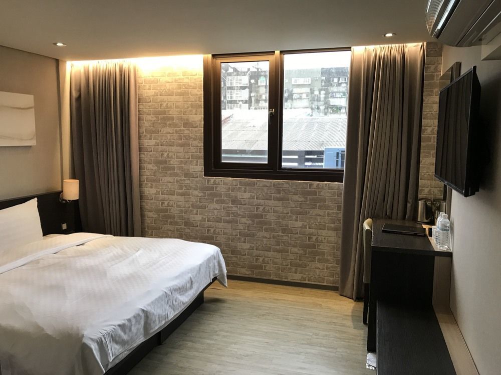 Smile 73 Hotel Taichung Exterior foto